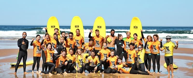 Aula de surf em grupo na praia em Lagos