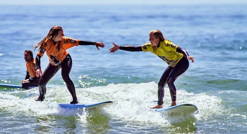 Surfista numa onda durante uma aula privada no Algarve